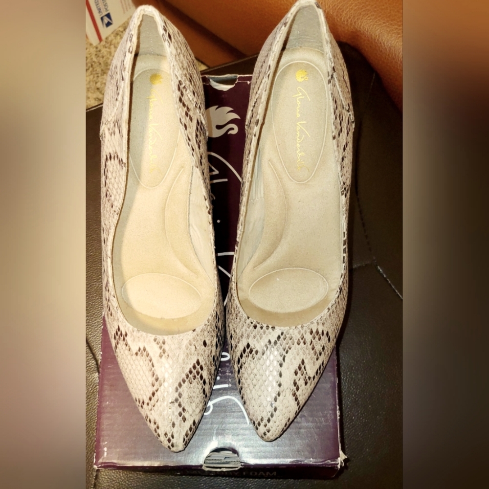 Gloria Vanderbilt Natural Snake 7 1/2 - 3 1/2in Heels. Never worn.